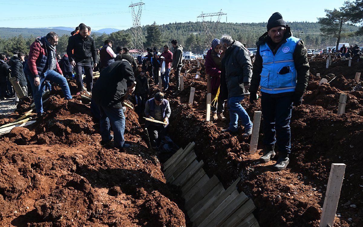 Kahramanmaraş'taki toplu mezarlar felaketin boyutunu ortaya koydu 6