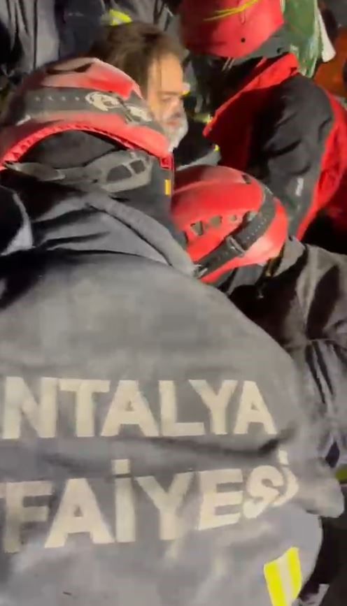 99'uncu saatte enkazdan çıkarılan Ayfer'in ilk isteği Zeynep Bastık'ın şarkısını dinlemek oldu 9