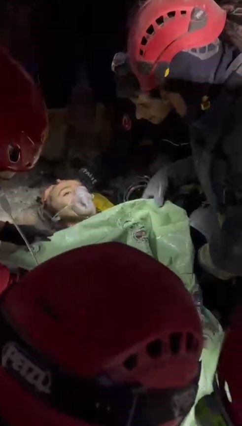 99'uncu saatte enkazdan çıkarılan Ayfer'in ilk isteği Zeynep Bastık'ın şarkısını dinlemek oldu 6