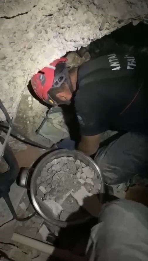 99'uncu saatte enkazdan çıkarılan Ayfer'in ilk isteği Zeynep Bastık'ın şarkısını dinlemek oldu 8