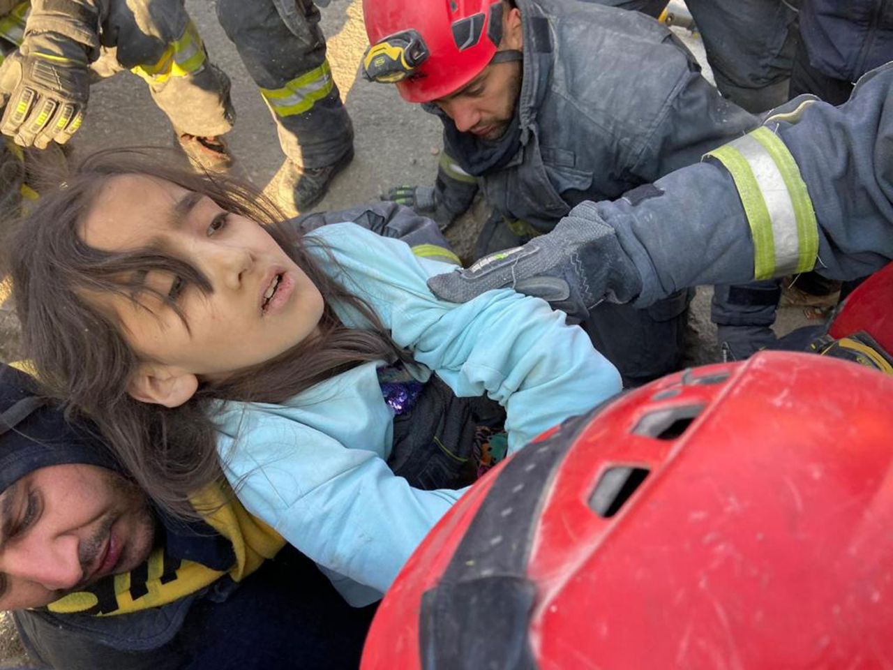 99'uncu saatte enkazdan çıkarılan Ayfer'in ilk isteği Zeynep Bastık'ın şarkısını dinlemek oldu 1