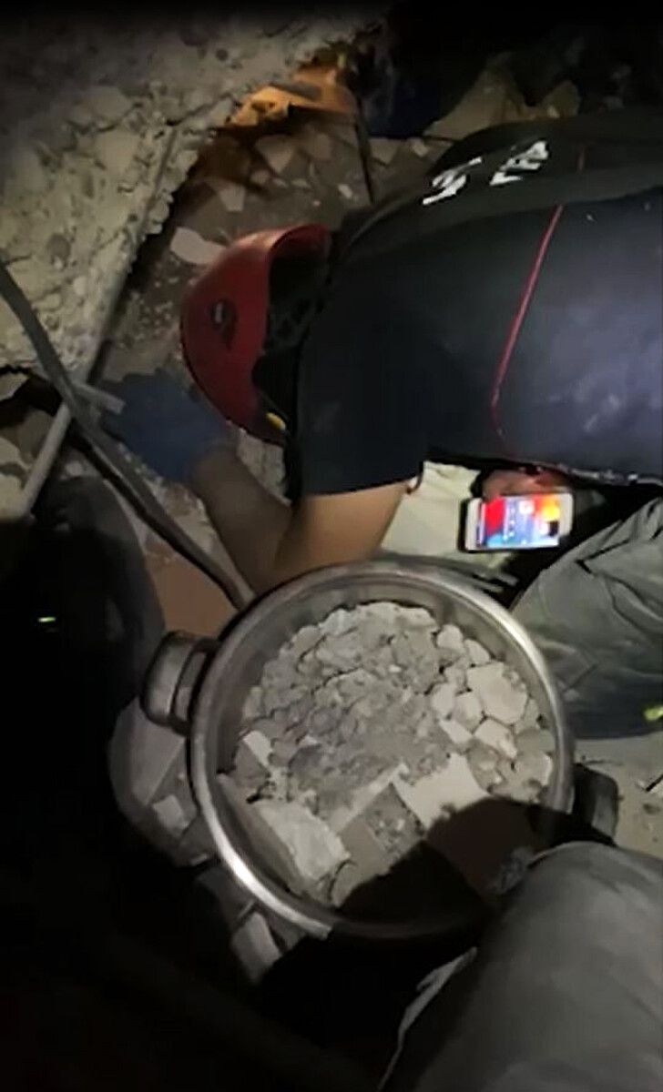 99'uncu saatte enkazdan çıkarılan Ayfer'in ilk isteği Zeynep Bastık'ın şarkısını dinlemek oldu 4