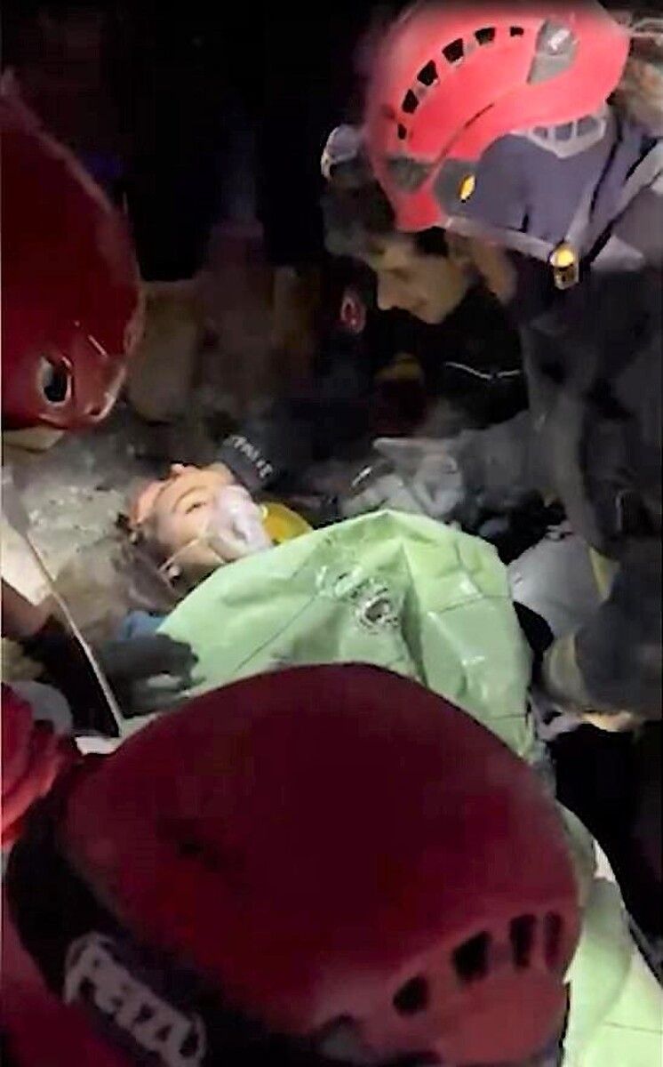 99'uncu saatte enkazdan çıkarılan Ayfer'in ilk isteği Zeynep Bastık'ın şarkısını dinlemek oldu 12