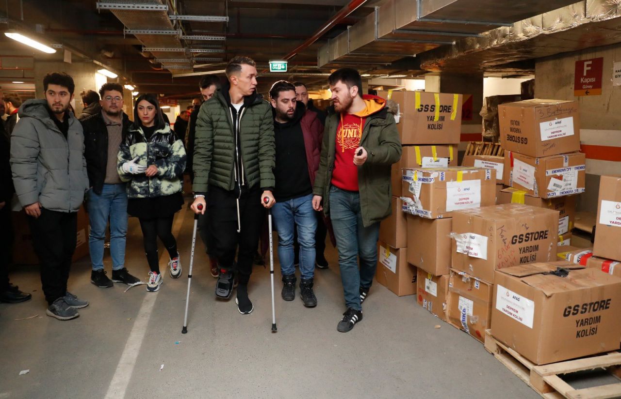 Muslera, koltuk değnekleriyle çalışmalara destek verdi 1