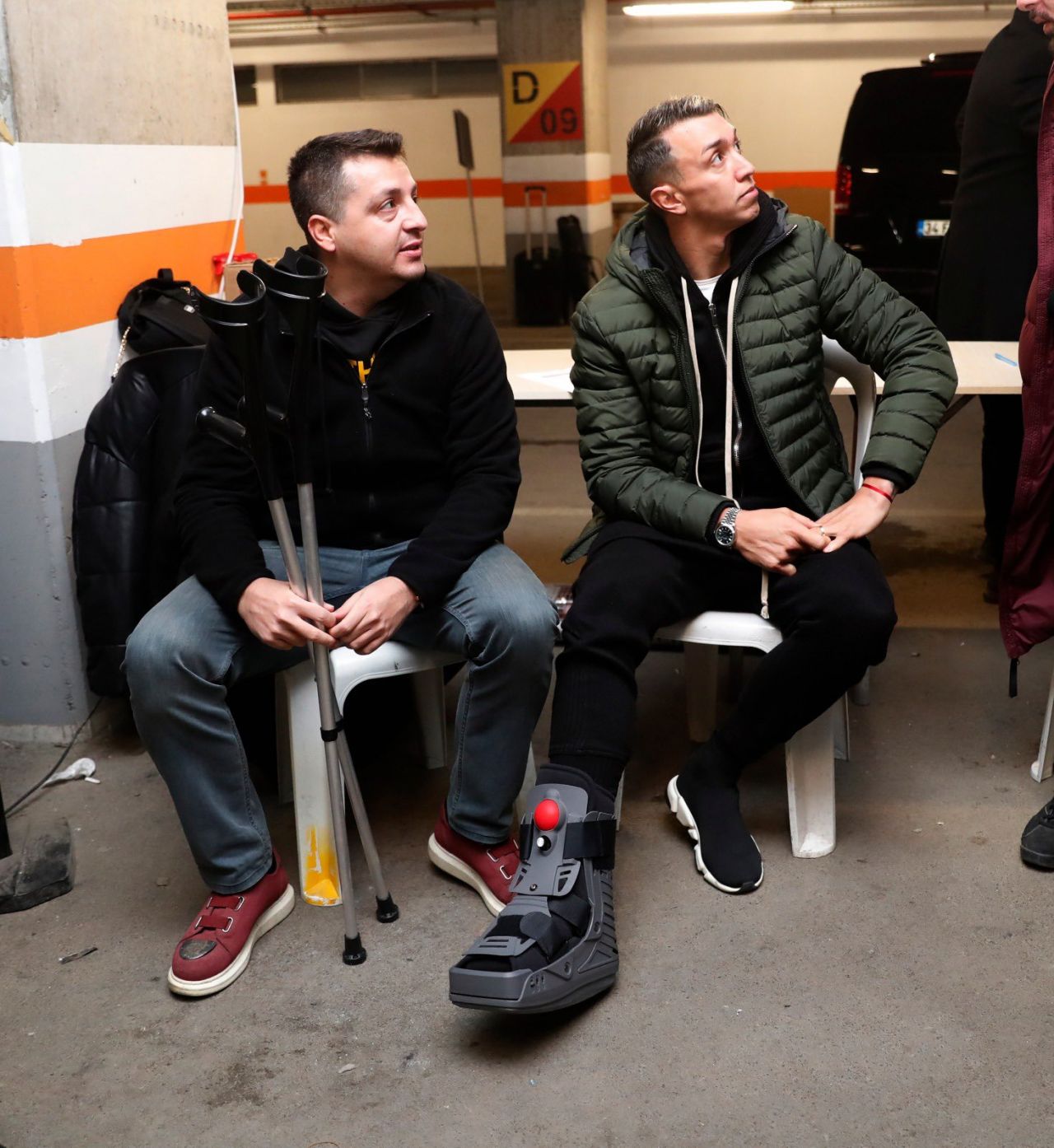 Muslera, koltuk değnekleriyle çalışmalara destek verdi 5