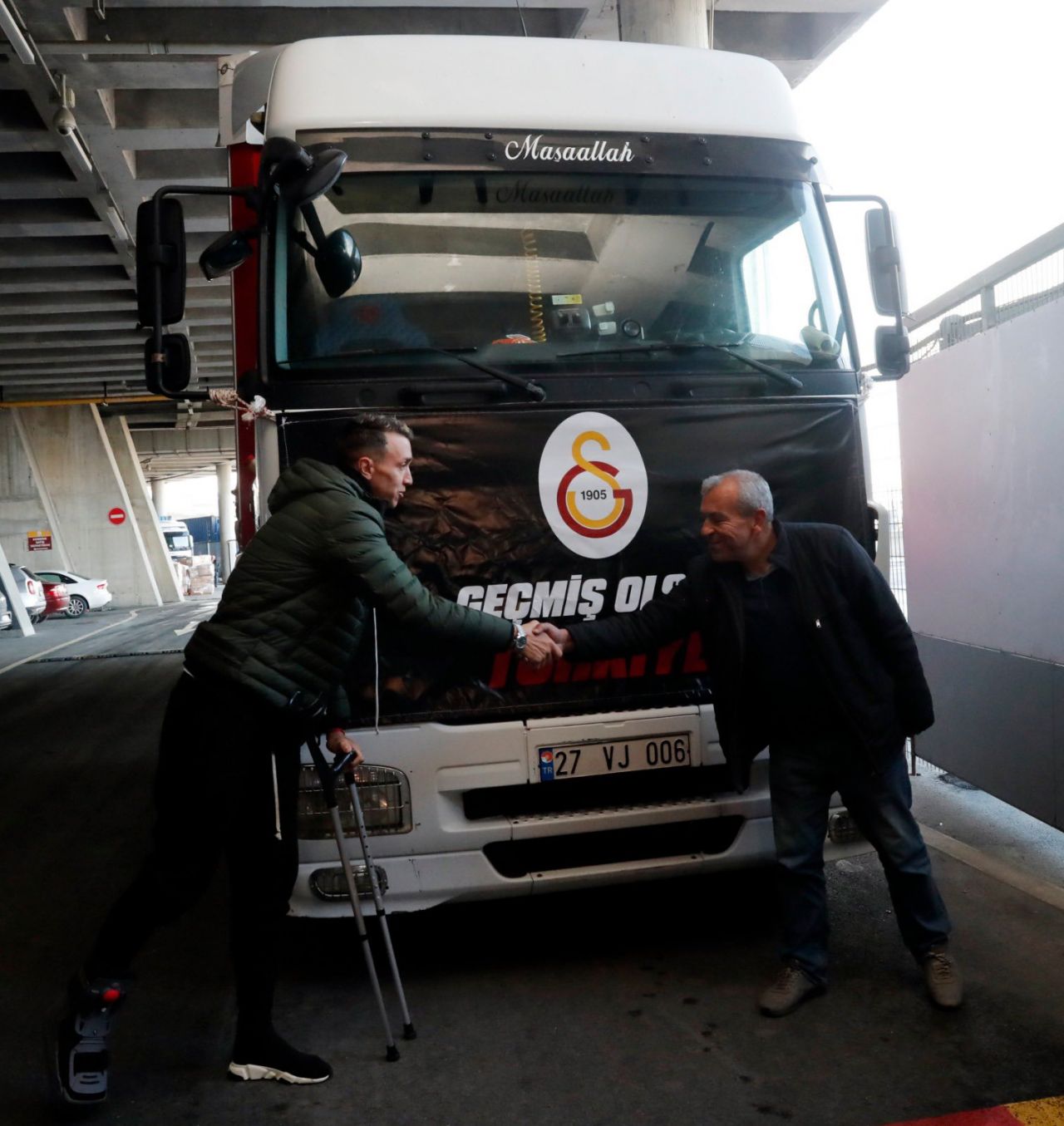 Muslera, koltuk değnekleriyle çalışmalara destek verdi 3