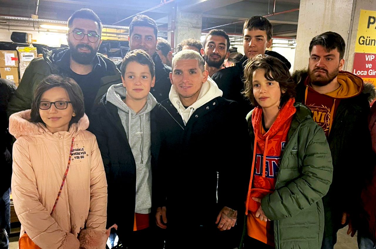 Muslera, koltuk değnekleriyle çalışmalara destek verdi 4