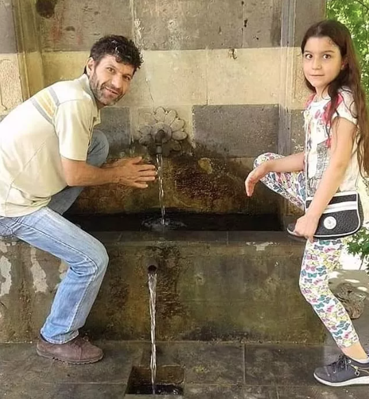 Depremde ölen kızının elini bırakmayan acılı baba, mezarının başından da ayrılamadı 3
