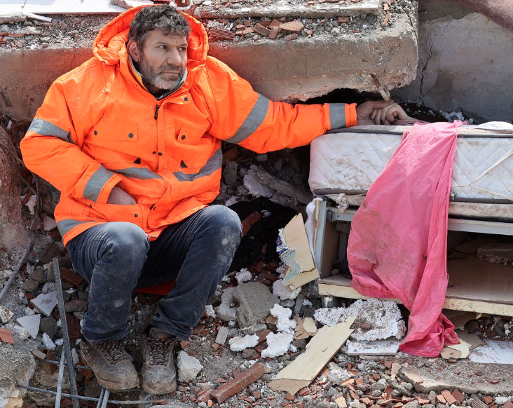 Depremde ölen kızının elini bırakmayan acılı baba, mezarının başından da ayrılamadı 2