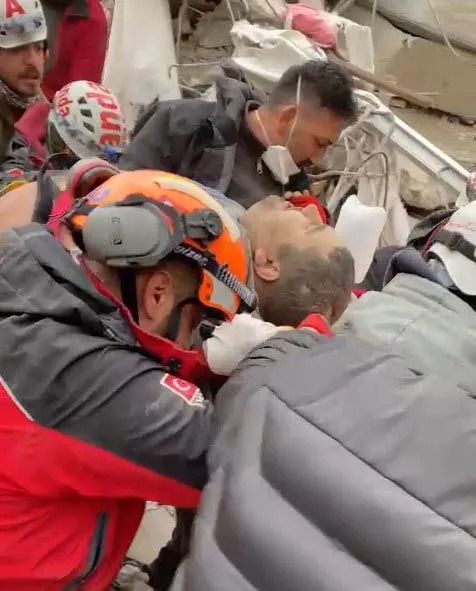 109 saat sonra hayata tutundu, ellerine sıkı sıkı sarıldı! 1
