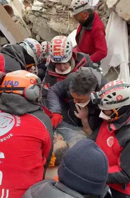 109 saat sonra hayata tutundu, ellerine sıkı sıkı sarıldı! 5