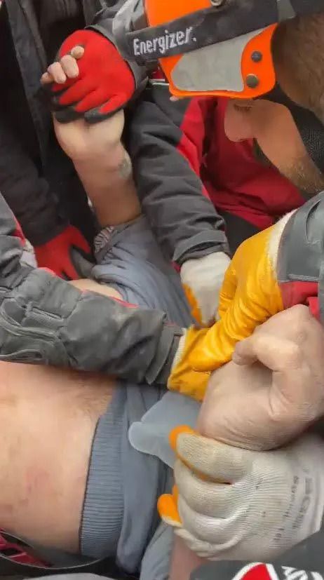 109 saat sonra hayata tutundu, ellerine sıkı sıkı sarıldı! 2