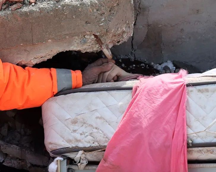 Depremde ölen kızının elini bir an olsun bırakmayan acılı babanın sözleri yürekleri dağladı 4