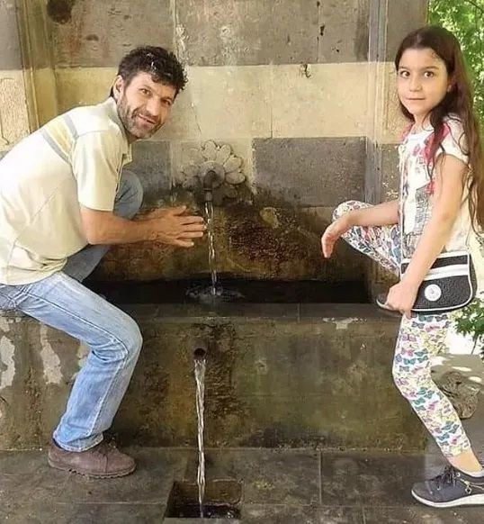 Depremde ölen kızının elini bir an olsun bırakmayan acılı babanın sözleri yürekleri dağladı 3