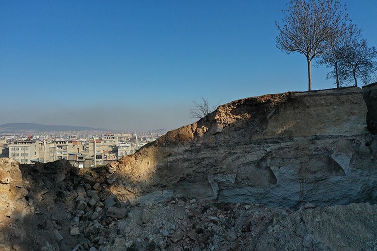 Depremin etkisiyle Gaziantep'te dev bir çukur meydana geldi 3