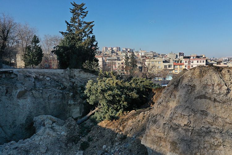 Depremin etkisiyle Gaziantep'te dev bir çukur meydana geldi 2