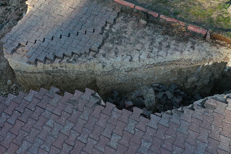 Depremin etkisiyle Gaziantep'te dev bir çukur meydana geldi 1