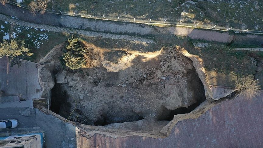 Depremin etkisiyle Gaziantep'te dev bir çukur meydana geldi 4