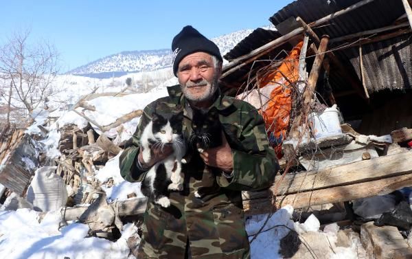 Depremde eşini kaybetti! Tek tesellisi kurtardığı 4 kedisi oldu 1