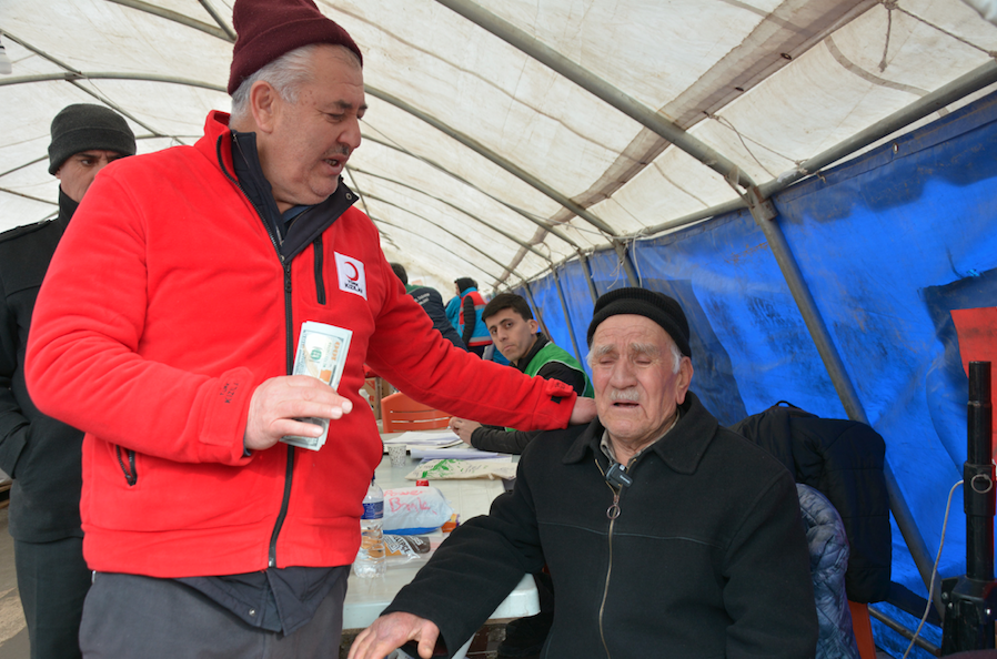Umre hayalinden vazgeçen Mehmet amca parasını Kızılay'a bağışladı 1