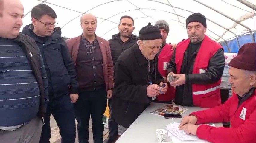 Umre hayalinden vazgeçen Mehmet amca parasını Kızılay'a bağışladı 3