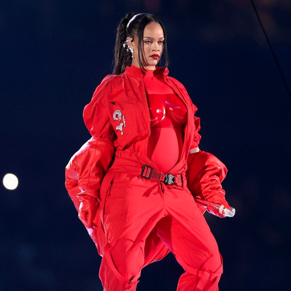 Rihanna ikinci bebeğine hamile! Büyüyen karnı Super Bowl'a damga vurdu 15