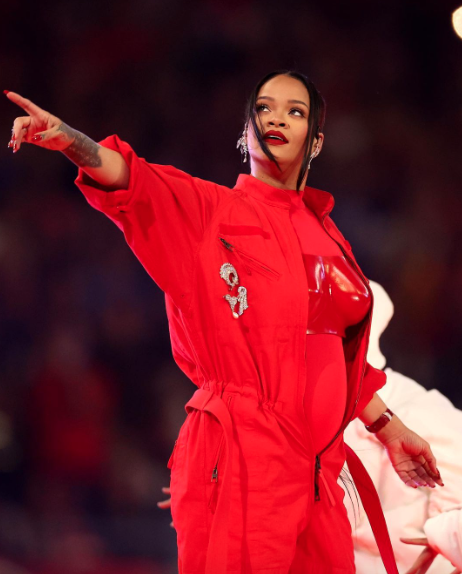 Rihanna ikinci bebeğine hamile! Büyüyen karnı Super Bowl'a damga vurdu 6