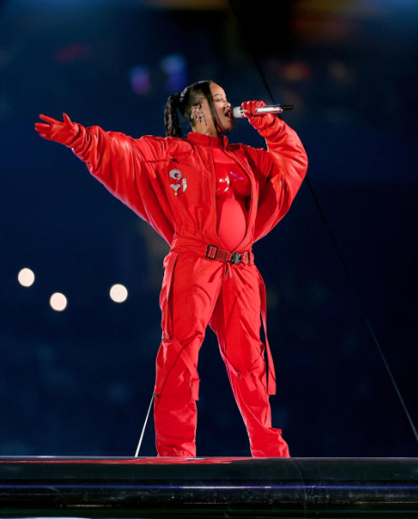 Rihanna ikinci bebeğine hamile! Büyüyen karnı Super Bowl'a damga vurdu 5