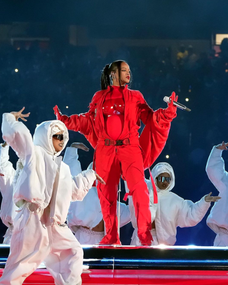 Rihanna ikinci bebeğine hamile! Büyüyen karnı Super Bowl'a damga vurdu 4