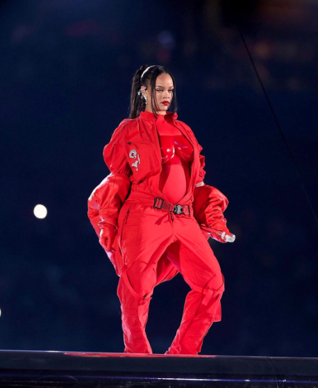 Rihanna ikinci bebeğine hamile! Büyüyen karnı Super Bowl'a damga vurdu 3