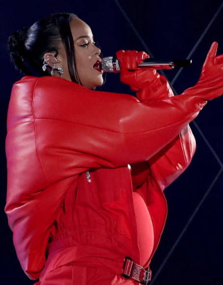 Rihanna ikinci bebeğine hamile! Büyüyen karnı Super Bowl'a damga vurdu 2