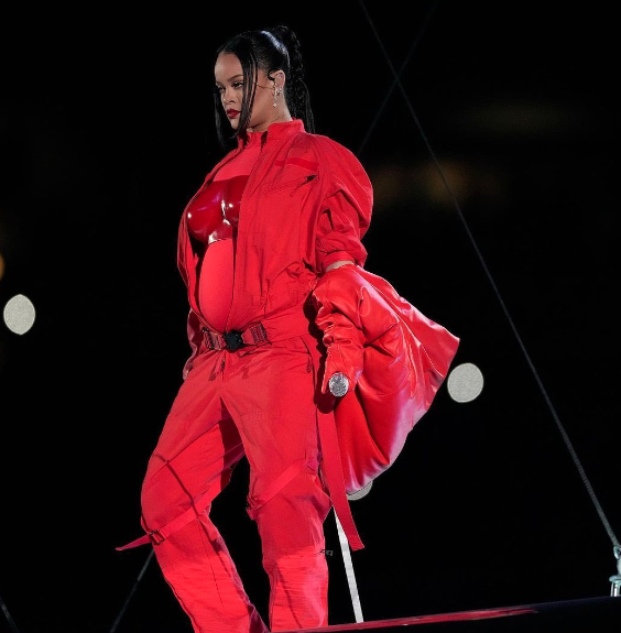 Rihanna ikinci bebeğine hamile! Büyüyen karnı Super Bowl'a damga vurdu 1