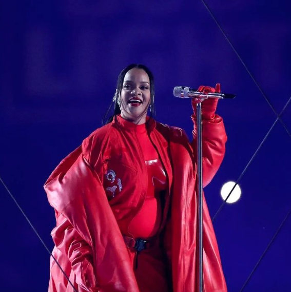 Rihanna ikinci bebeğine hamile! Büyüyen karnı Super Bowl'a damga vurdu 14