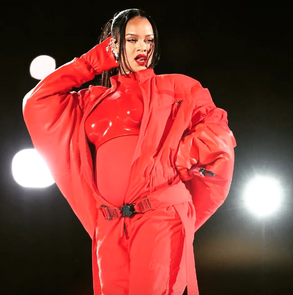 Rihanna ikinci bebeğine hamile! Büyüyen karnı Super Bowl'a damga vurdu 13