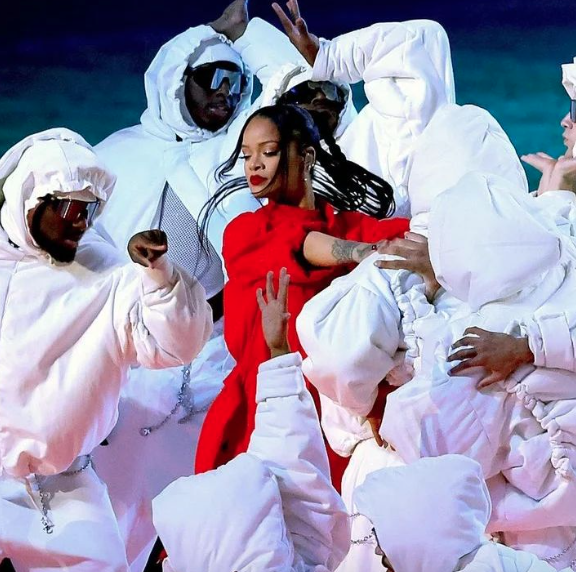 Rihanna ikinci bebeğine hamile! Büyüyen karnı Super Bowl'a damga vurdu 12