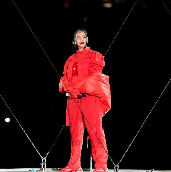 Rihanna ikinci bebeğine hamile! Büyüyen karnı Super Bowl'a damga vurdu 11