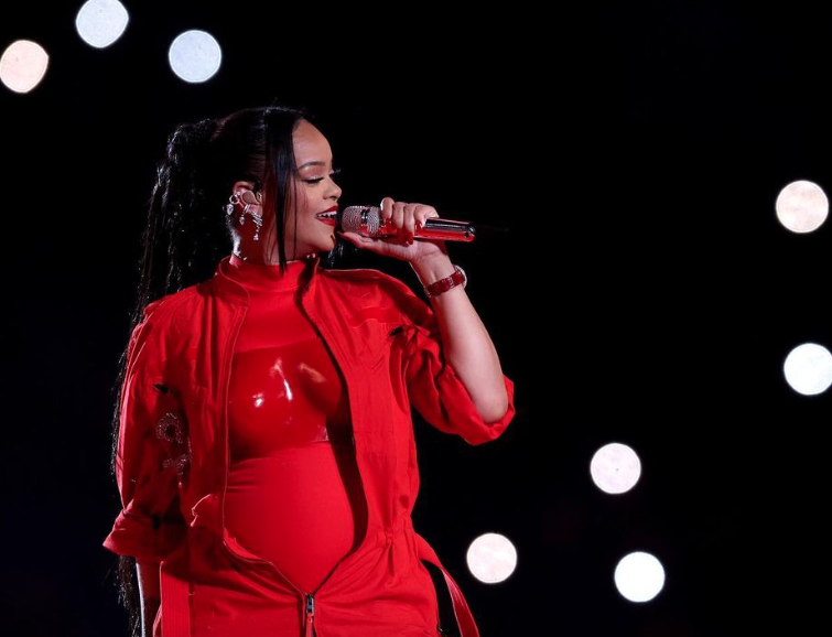 Rihanna ikinci bebeğine hamile! Büyüyen karnı Super Bowl'a damga vurdu 10