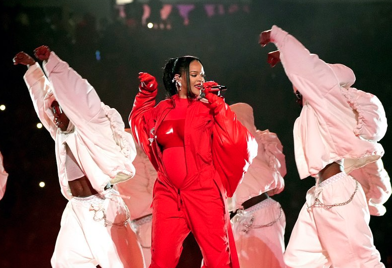 Rihanna ikinci bebeğine hamile! Büyüyen karnı Super Bowl'a damga vurdu 9