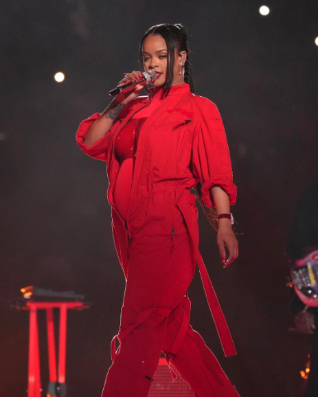 Rihanna ikinci bebeğine hamile! Büyüyen karnı Super Bowl'a damga vurdu 8