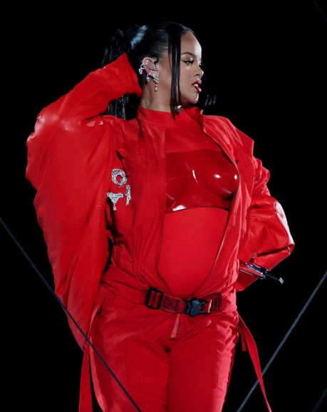 Rihanna ikinci bebeğine hamile! Büyüyen karnı Super Bowl'a damga vurdu 7