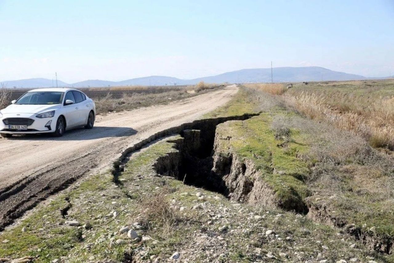 Yeryüzü yarıldı! Kahramanmaraş depreminde yıkımın izleri 3
