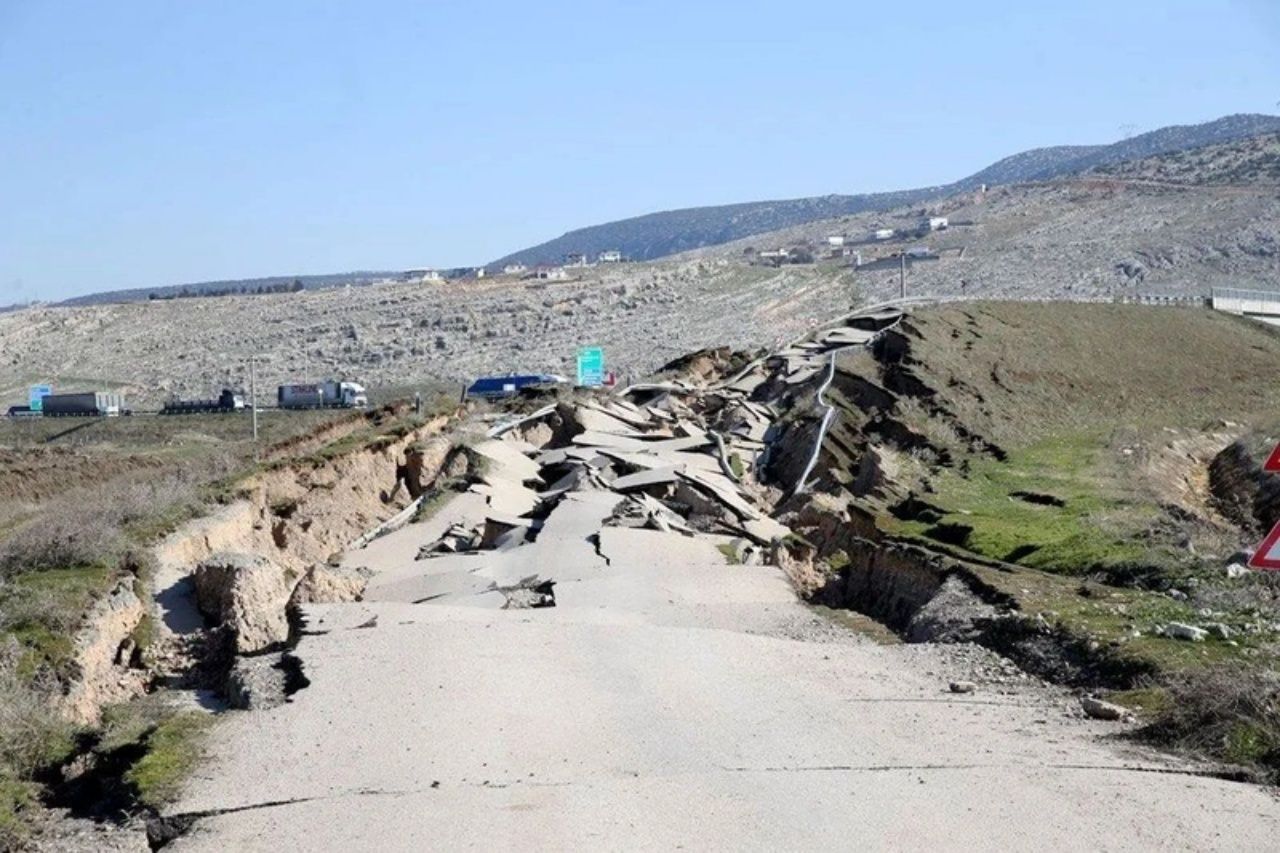 Yeryüzü yarıldı! Kahramanmaraş depreminde yıkımın izleri 5