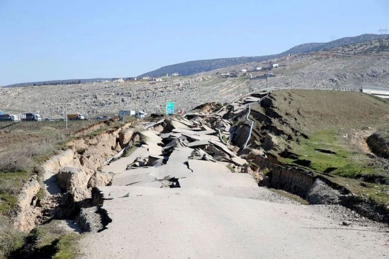 Yeryüzü yarıldı! Kahramanmaraş depreminde yıkımın izleri 6