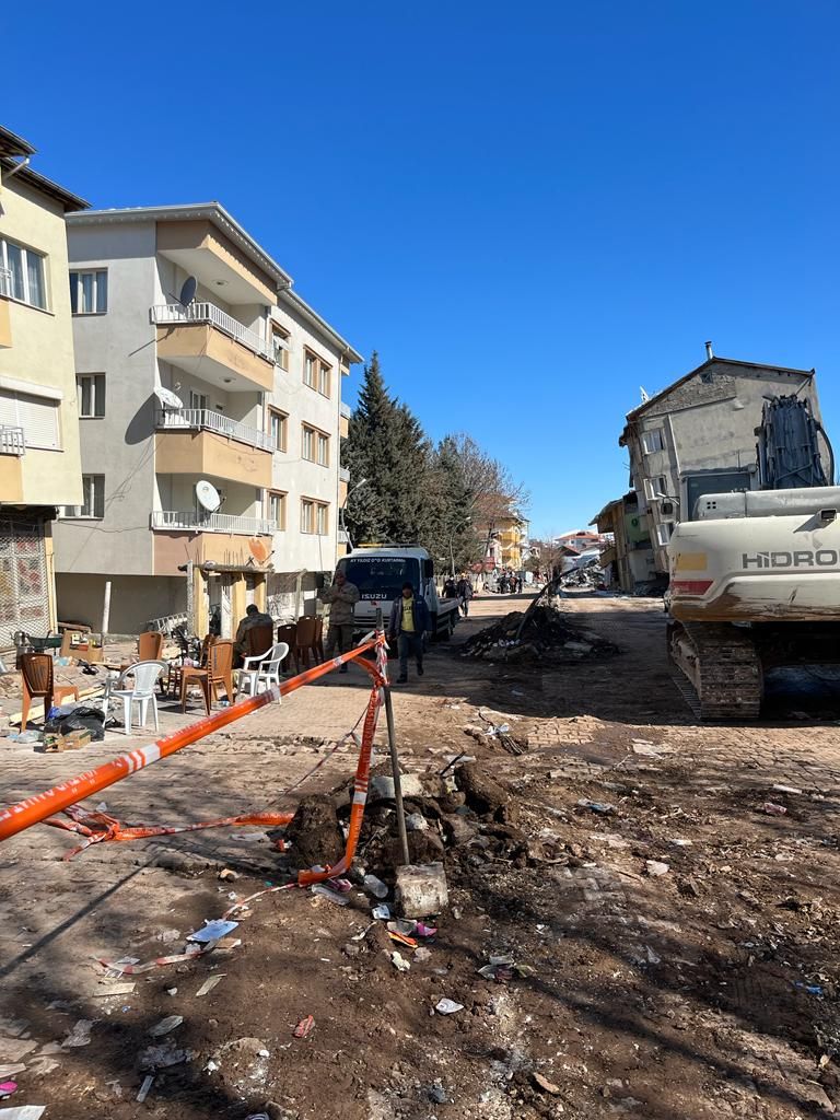 AK Parti milletvekili Erol Kaya'dan dikkat çeken öneri: Depremin unutulmaması için açık hava müzesi oluşturulmalı 2