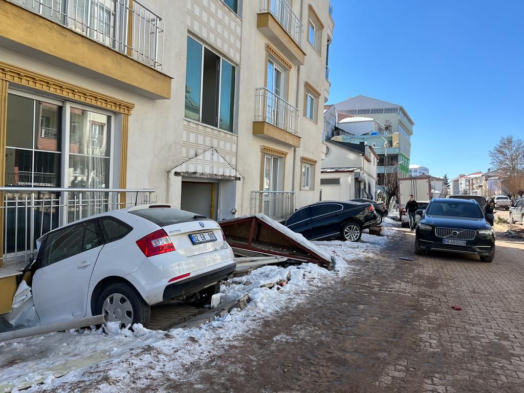 AK Parti milletvekili Erol Kaya'dan dikkat çeken öneri: Depremin unutulmaması için açık hava müzesi oluşturulmalı 6