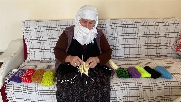 Depremzedelere düvesini bağışlamıştı! Koca yürekli teyze bu kez de dokuduğu yün çorapları gönderdi 1