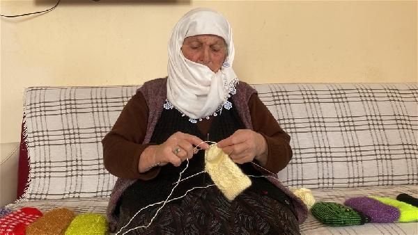 Depremzedelere düvesini bağışlamıştı! Koca yürekli teyze bu kez de dokuduğu yün çorapları gönderdi 2
