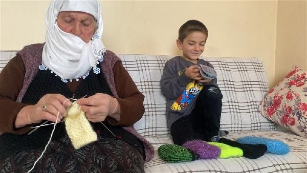 Depremzedelere düvesini bağışlamıştı! Koca yürekli teyze bu kez de dokuduğu yün çorapları gönderdi 3