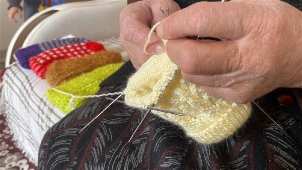 Depremzedelere düvesini bağışlamıştı! Koca yürekli teyze bu kez de dokuduğu yün çorapları gönderdi 4