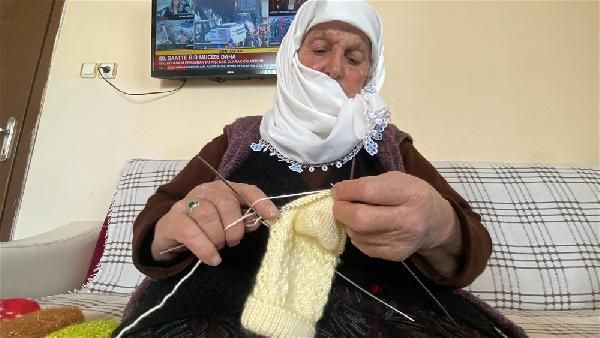 Depremzedelere düvesini bağışlamıştı! Koca yürekli teyze bu kez de dokuduğu yün çorapları gönderdi 5